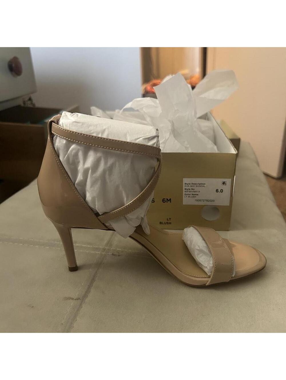 Michael Michael Khors Ava Mid 3” heel Sandal in LT Blush Patent Leather size 6